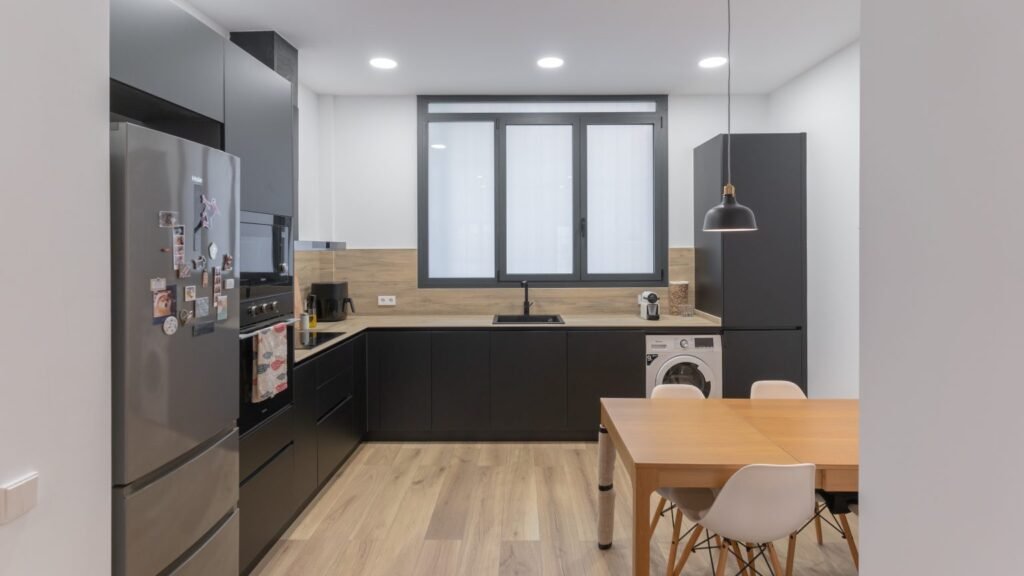 Cocina estilo negro madera recién reformado