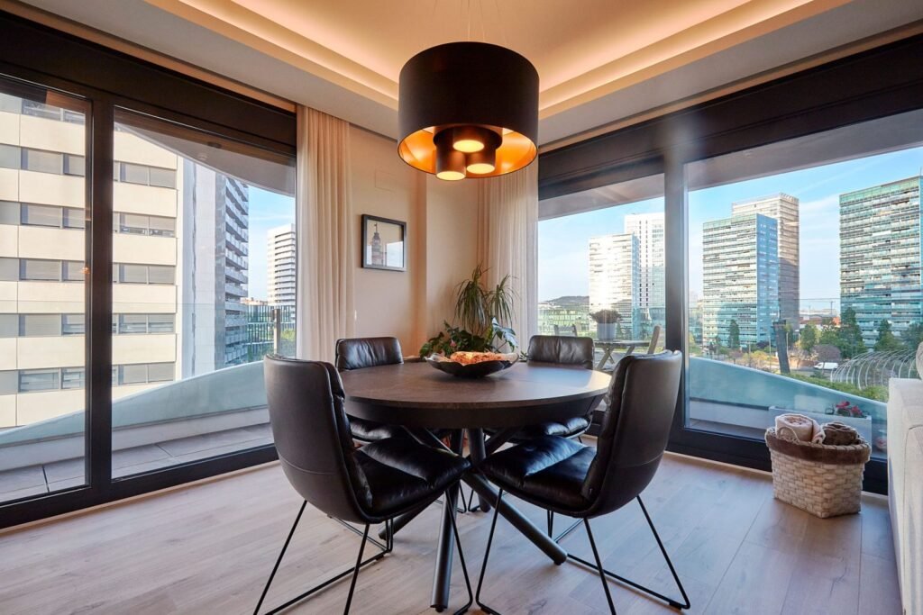 Mesa salón proyecto Plaza Europa - Selarom | Sebastián Bayona