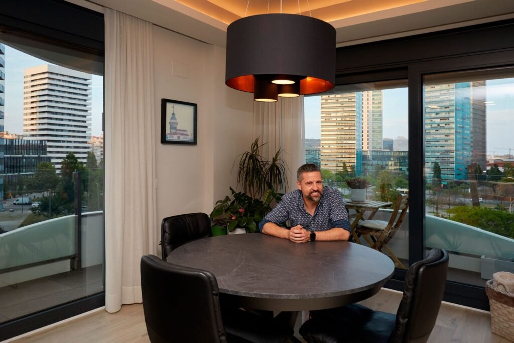 Mesa salón proyecto Plaza Europa - Selarom | Sebastián Bayona